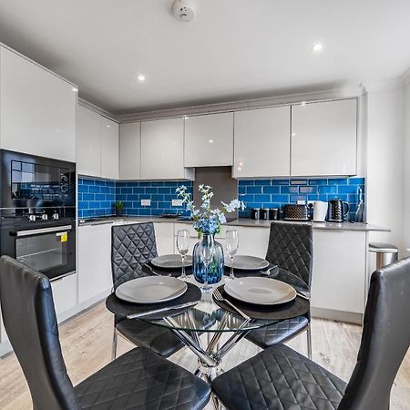 Modern, City Centre -2 Bedroom Apartments レディング エクステリア 写真