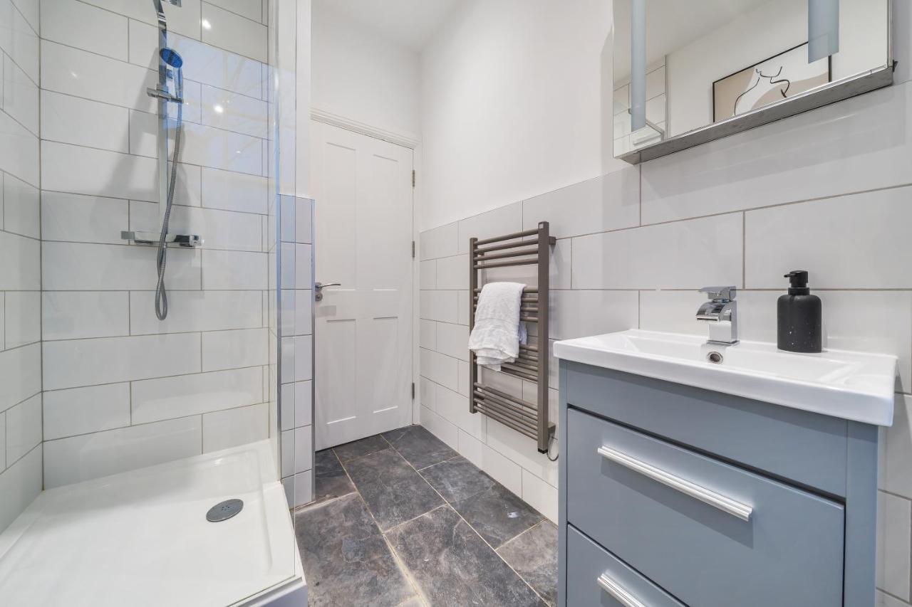 Modern, City Centre -2 Bedroom Apartments レディング エクステリア 写真