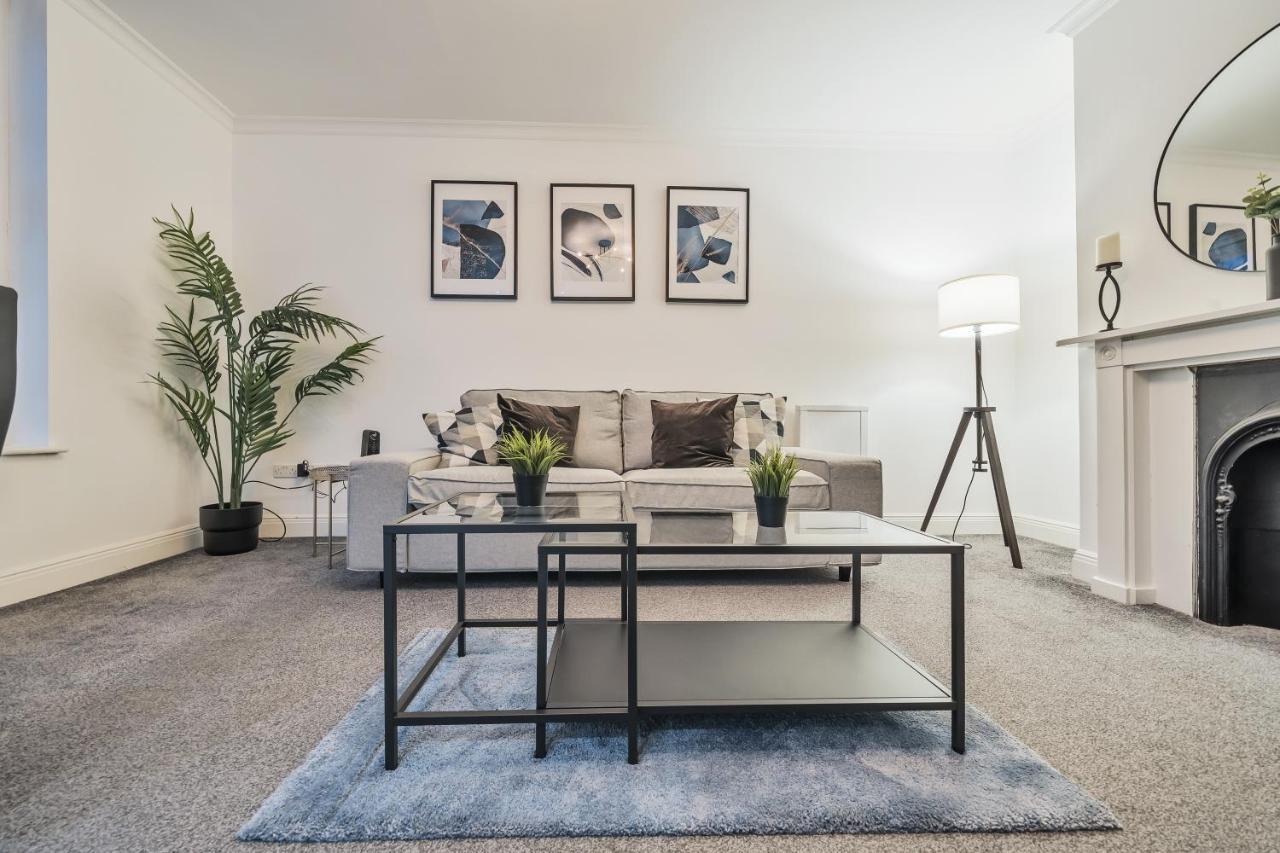 Modern, City Centre -2 Bedroom Apartments レディング エクステリア 写真
