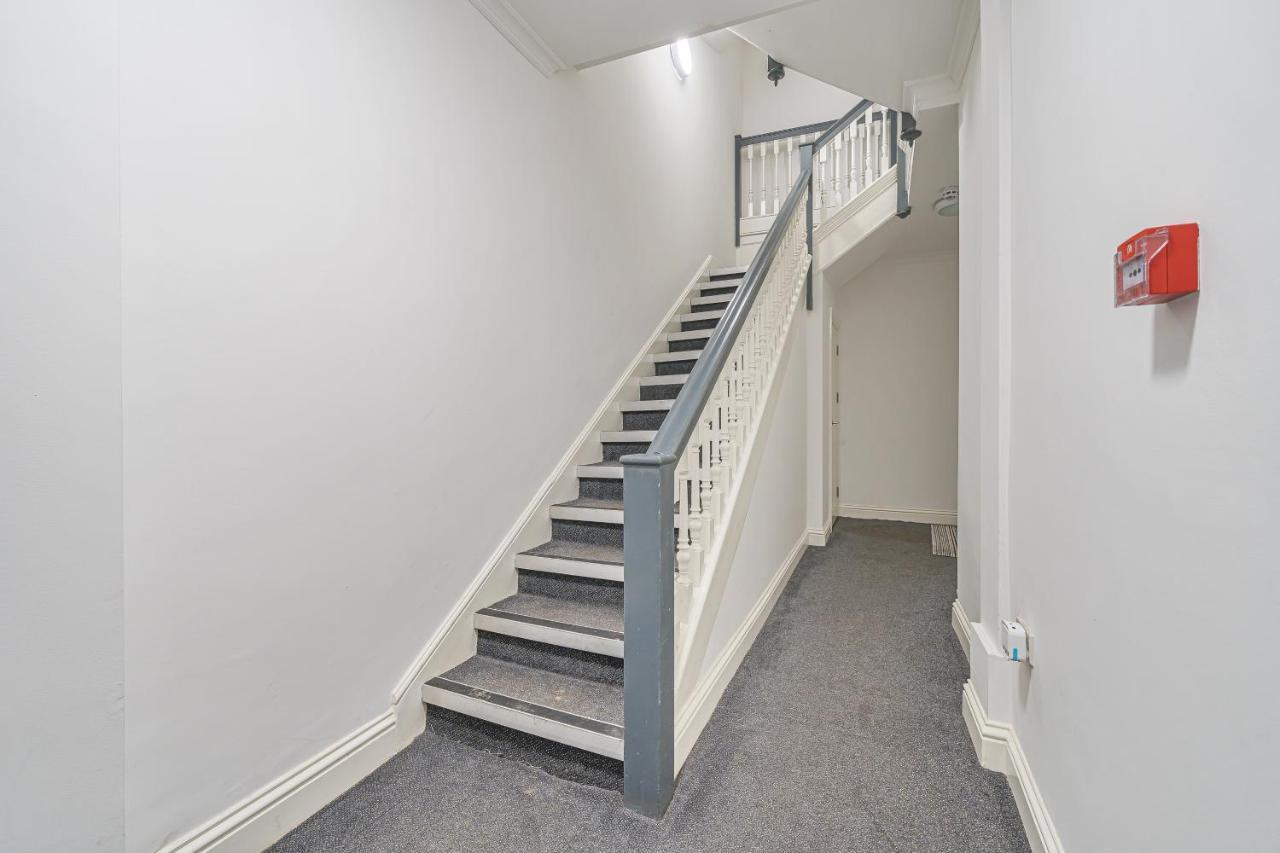 Modern, City Centre -2 Bedroom Apartments レディング エクステリア 写真