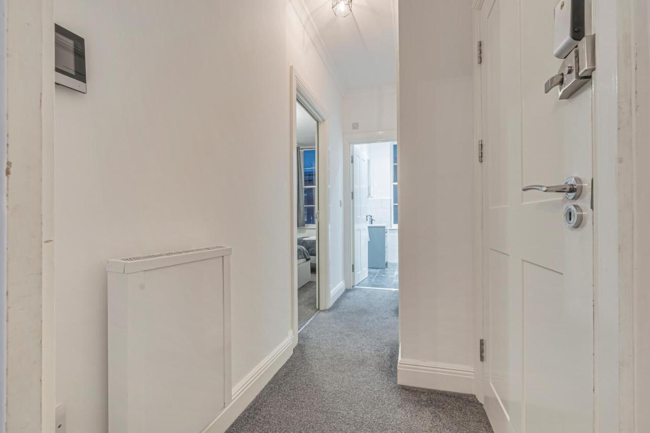 Modern, City Centre -2 Bedroom Apartments レディング エクステリア 写真