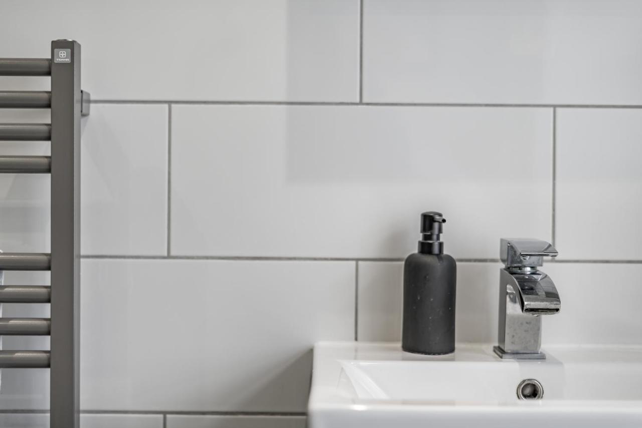 Modern, City Centre -2 Bedroom Apartments レディング エクステリア 写真