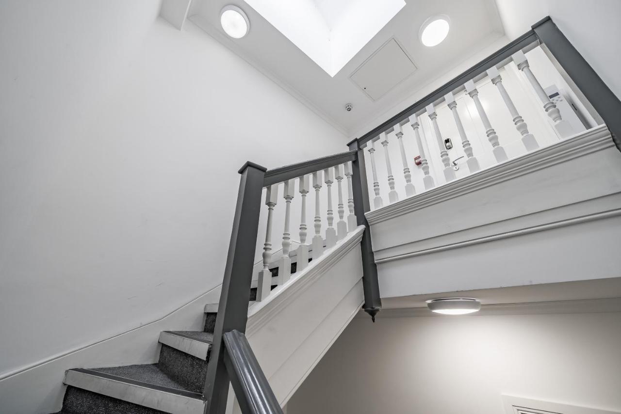 Modern, City Centre -2 Bedroom Apartments レディング エクステリア 写真