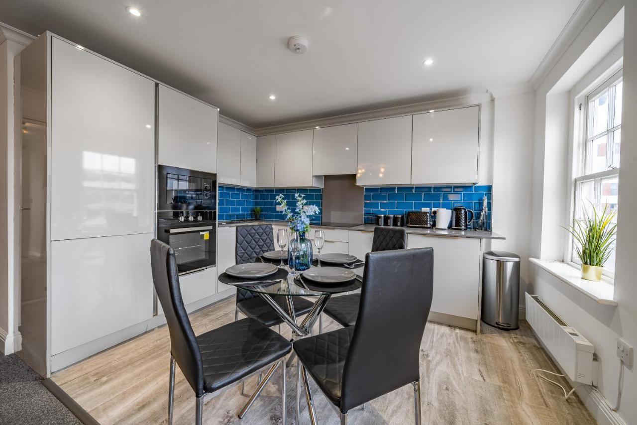 Modern, City Centre -2 Bedroom Apartments レディング エクステリア 写真