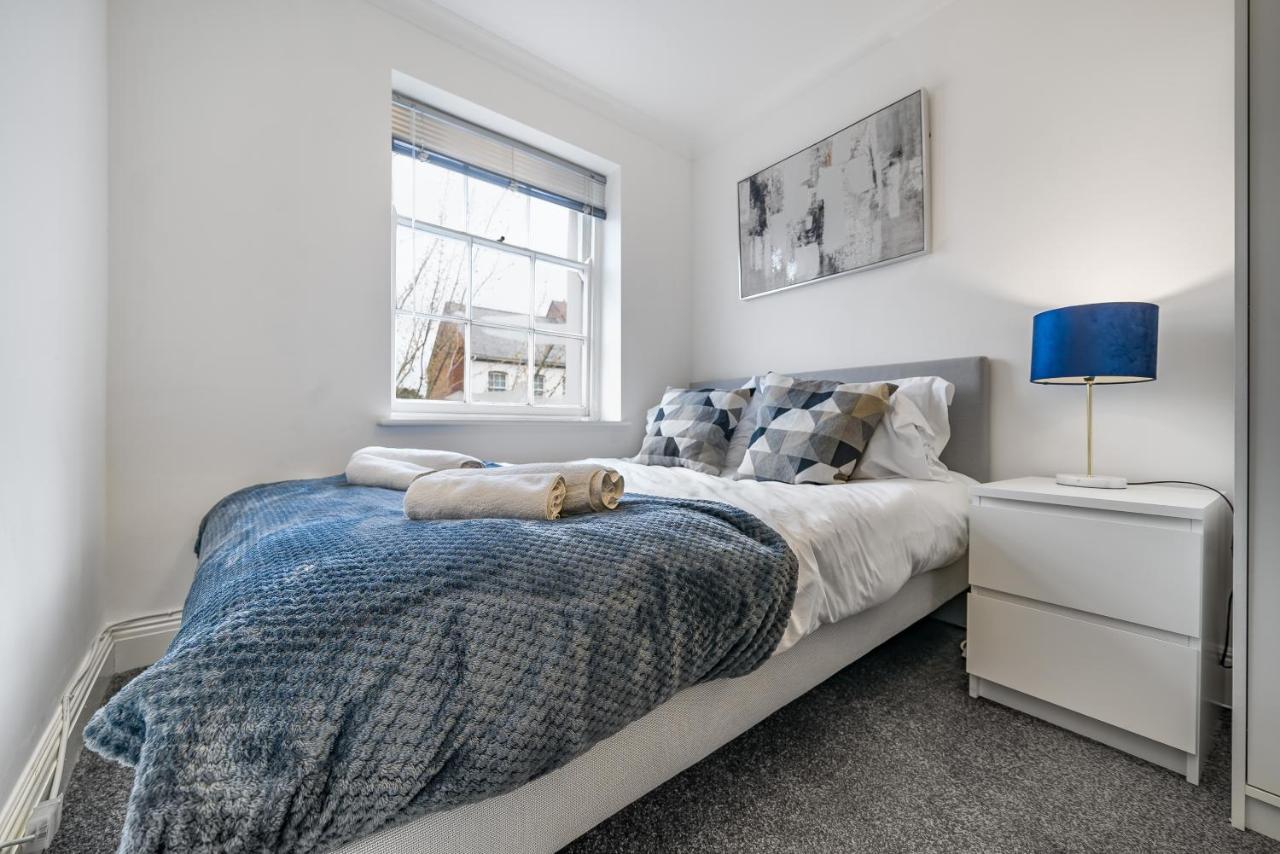 Modern, City Centre -2 Bedroom Apartments レディング エクステリア 写真